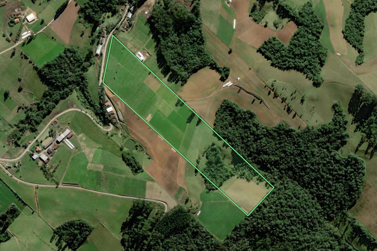 Imagem de satélite do imóvel rural em Rio do Oeste (SC), com o contorno declarado no CAR desenhado por cima.