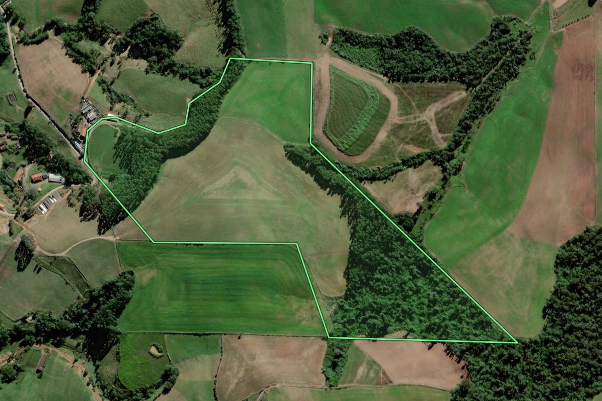Imagem de satélite do imóvel rural em Rio do Oeste (SC), com o contorno declarado no CAR desenhado por cima.