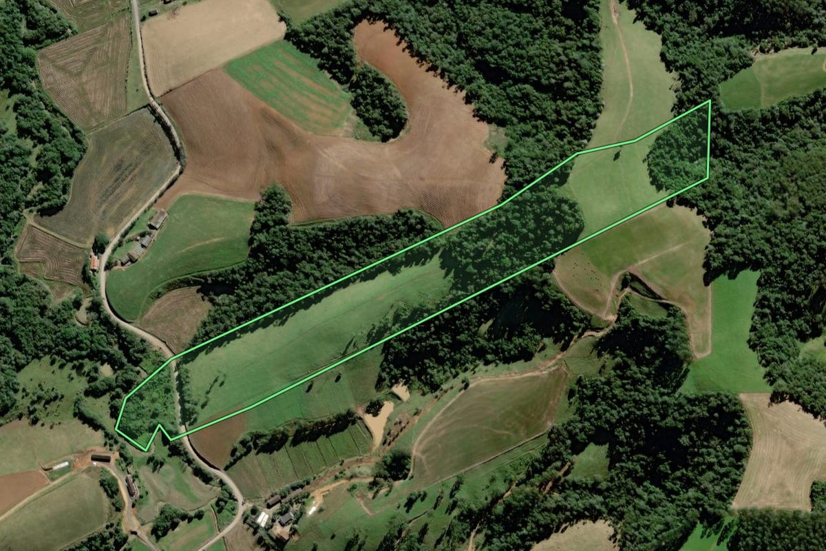 Imagem de satélite do imóvel rural em Rio do Oeste (SC), com o contorno declarado no CAR desenhado por cima.