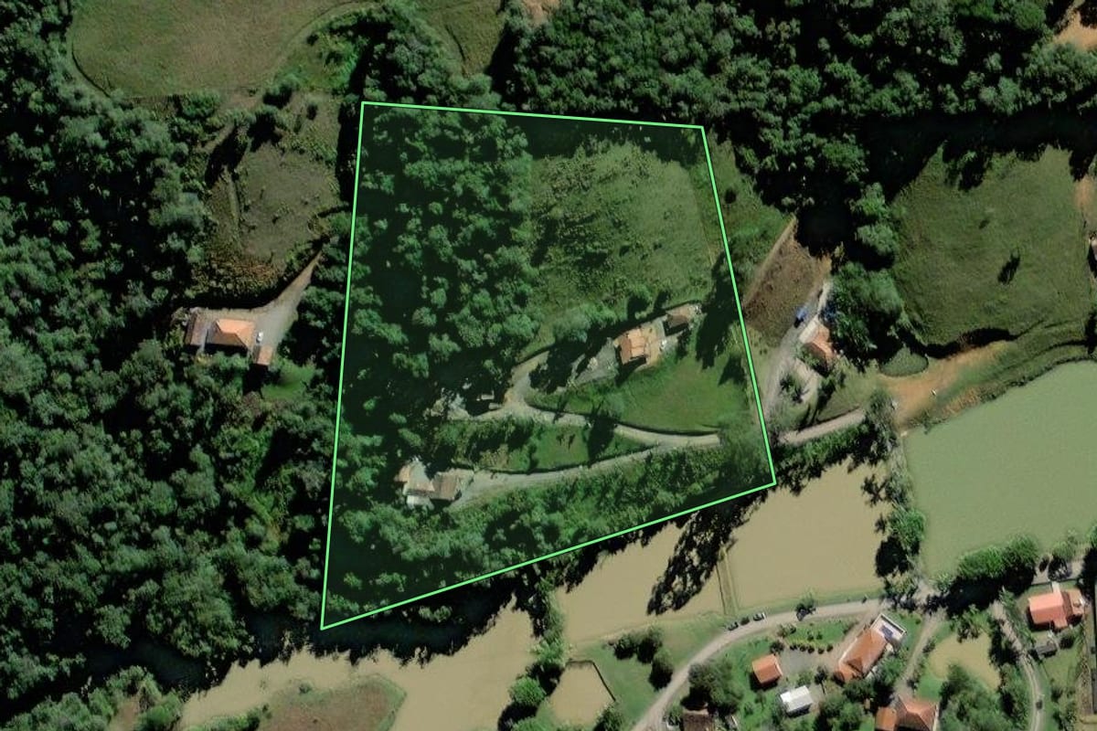 Imagem de satélite do imóvel rural em Rio do Oeste (SC), com o contorno declarado no CAR desenhado por cima.