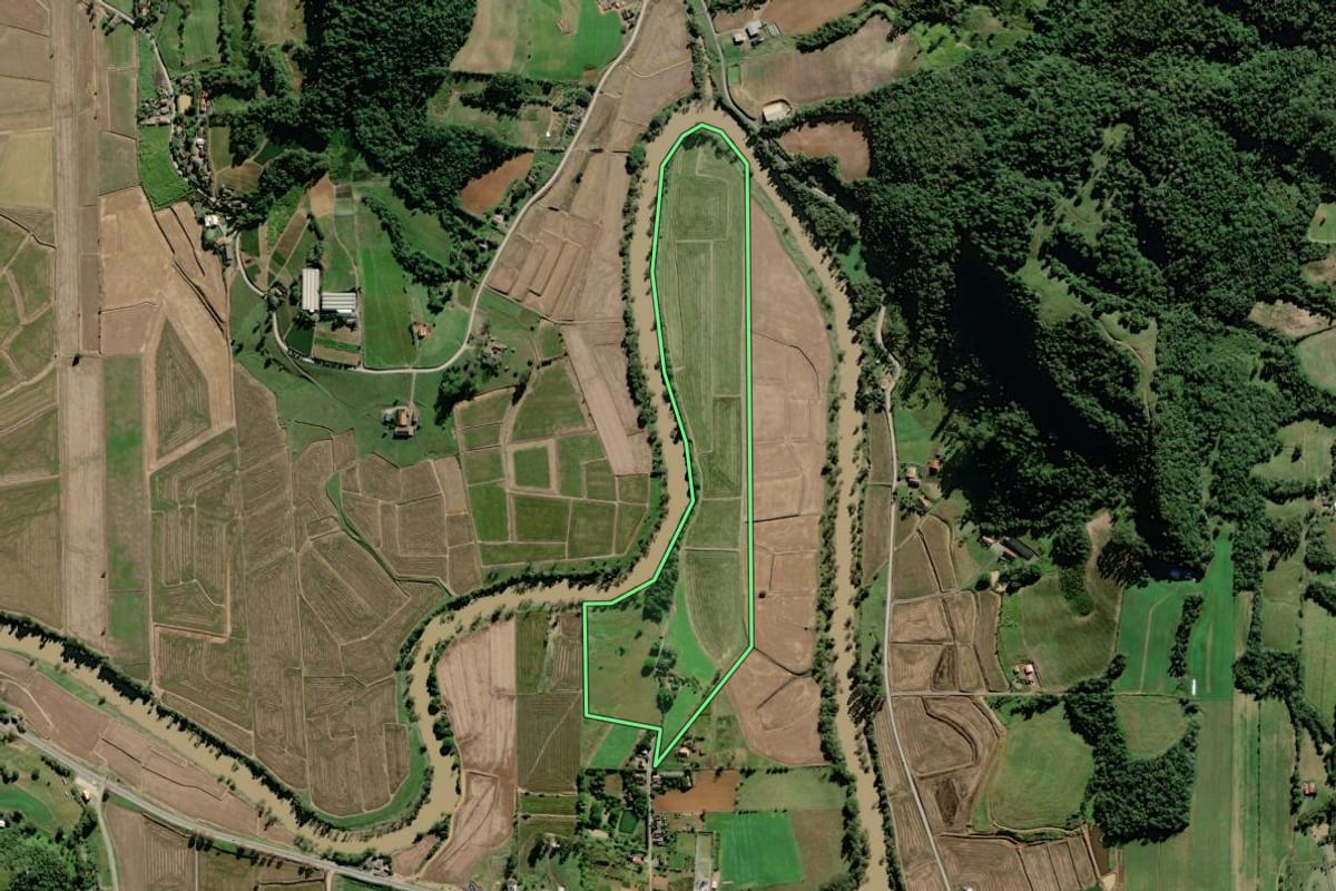 Imagem de satélite do imóvel rural em Rio do Oeste (SC), com o contorno declarado no CAR desenhado por cima.