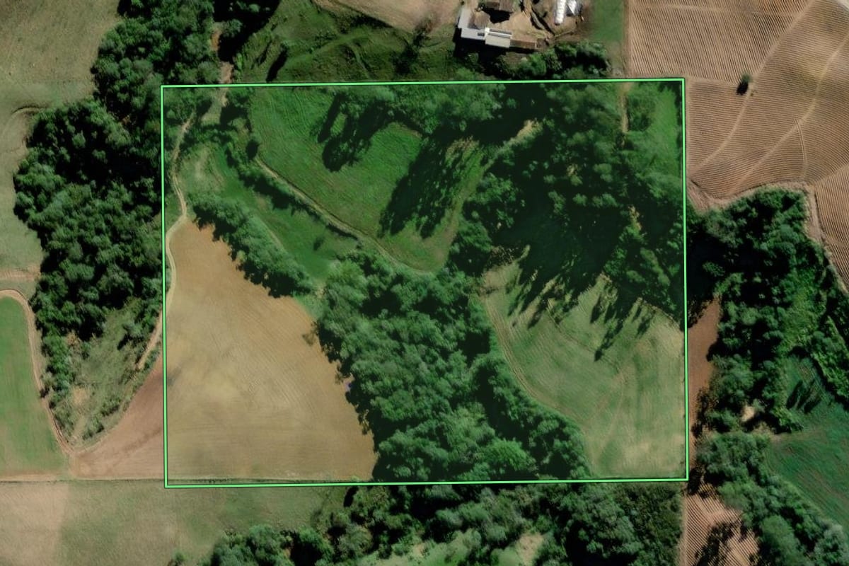 Imagem de satélite do imóvel rural em Rio do Oeste (SC), com o contorno declarado no CAR desenhado por cima.