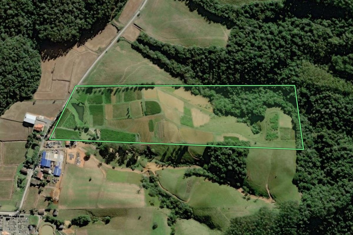 Imagem de satélite do imóvel rural em Rio do Oeste (SC), com o contorno declarado no CAR desenhado por cima.