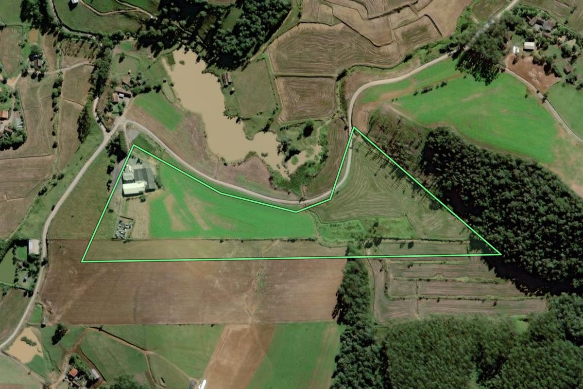 Imagem de satélite do imóvel rural em Rio do Oeste (SC), com o contorno declarado no CAR desenhado por cima.
