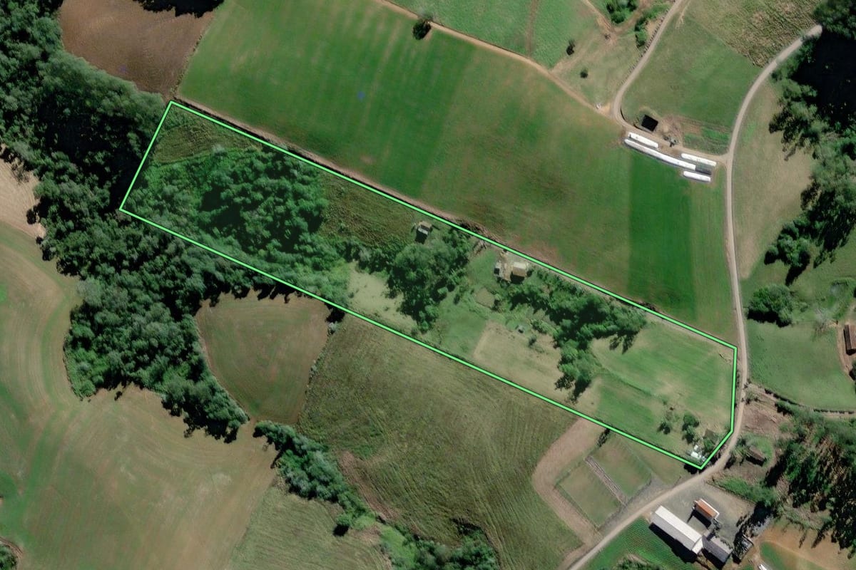 Imagem de satélite do imóvel rural em Rio do Oeste (SC), com o contorno declarado no CAR desenhado por cima.