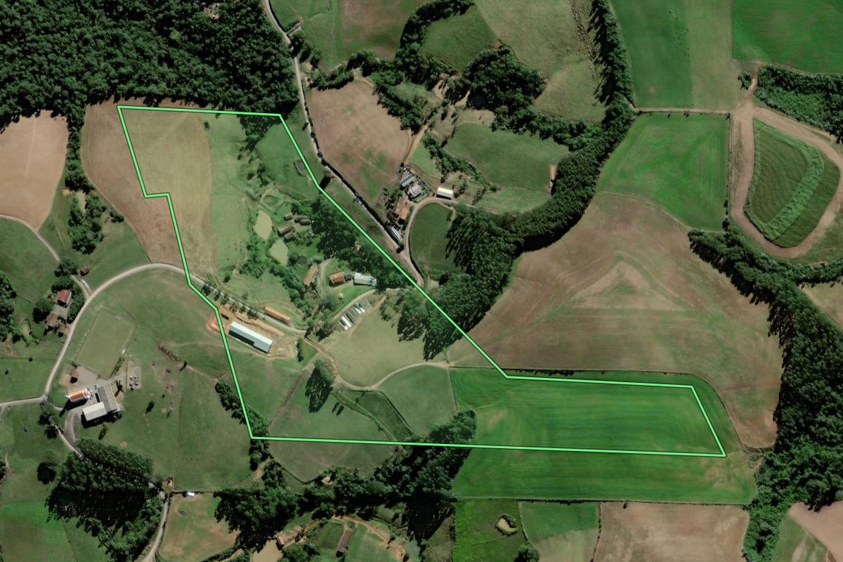 Imagem de satélite do imóvel rural em Rio do Oeste (SC), com o contorno declarado no CAR desenhado por cima.