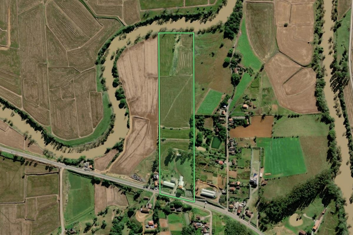 Imagem de satélite do imóvel rural em Rio do Oeste (SC), com o contorno declarado no CAR desenhado por cima.
