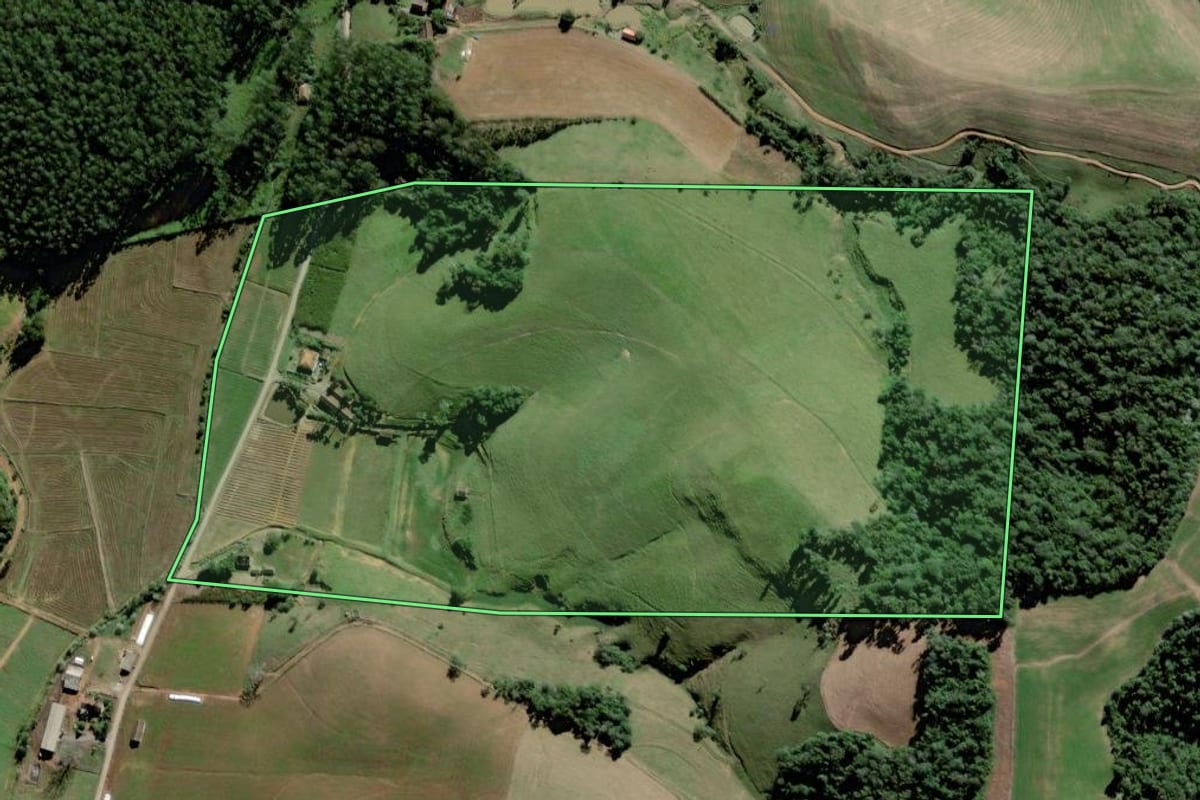 Imagem de satélite do imóvel rural em Rio do Oeste (SC), com o contorno declarado no CAR desenhado por cima.