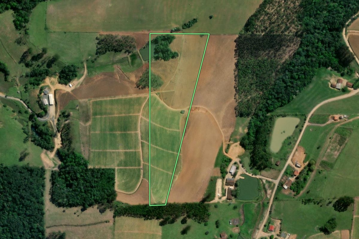 Imagem de satélite do imóvel rural em Rio do Oeste (SC), com o contorno declarado no CAR desenhado por cima.