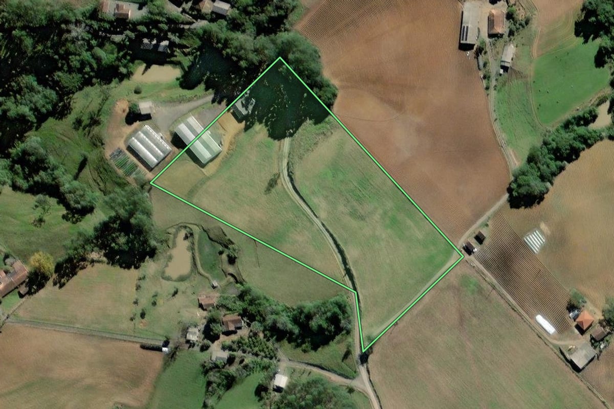Imagem de satélite do imóvel rural em Rio do Oeste (SC), com o contorno declarado no CAR desenhado por cima.