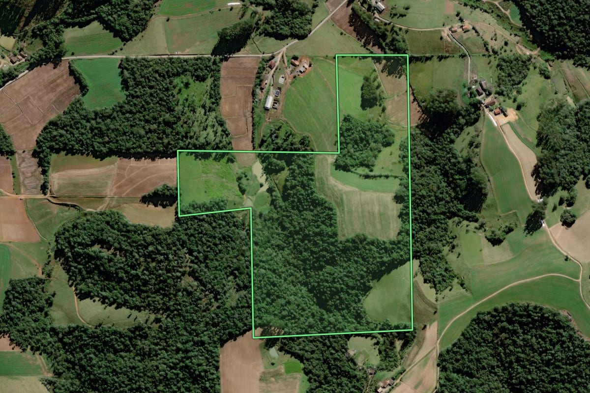 Imagem de satélite do imóvel rural em Rio do Oeste (SC), com o contorno declarado no CAR desenhado por cima.