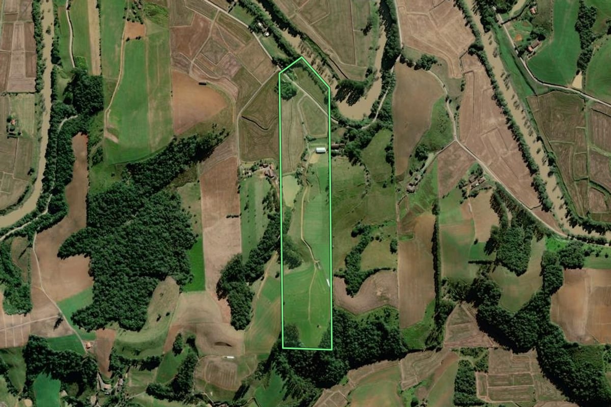Imagem de satélite do imóvel rural em Rio do Oeste (SC), com o contorno declarado no CAR desenhado por cima.