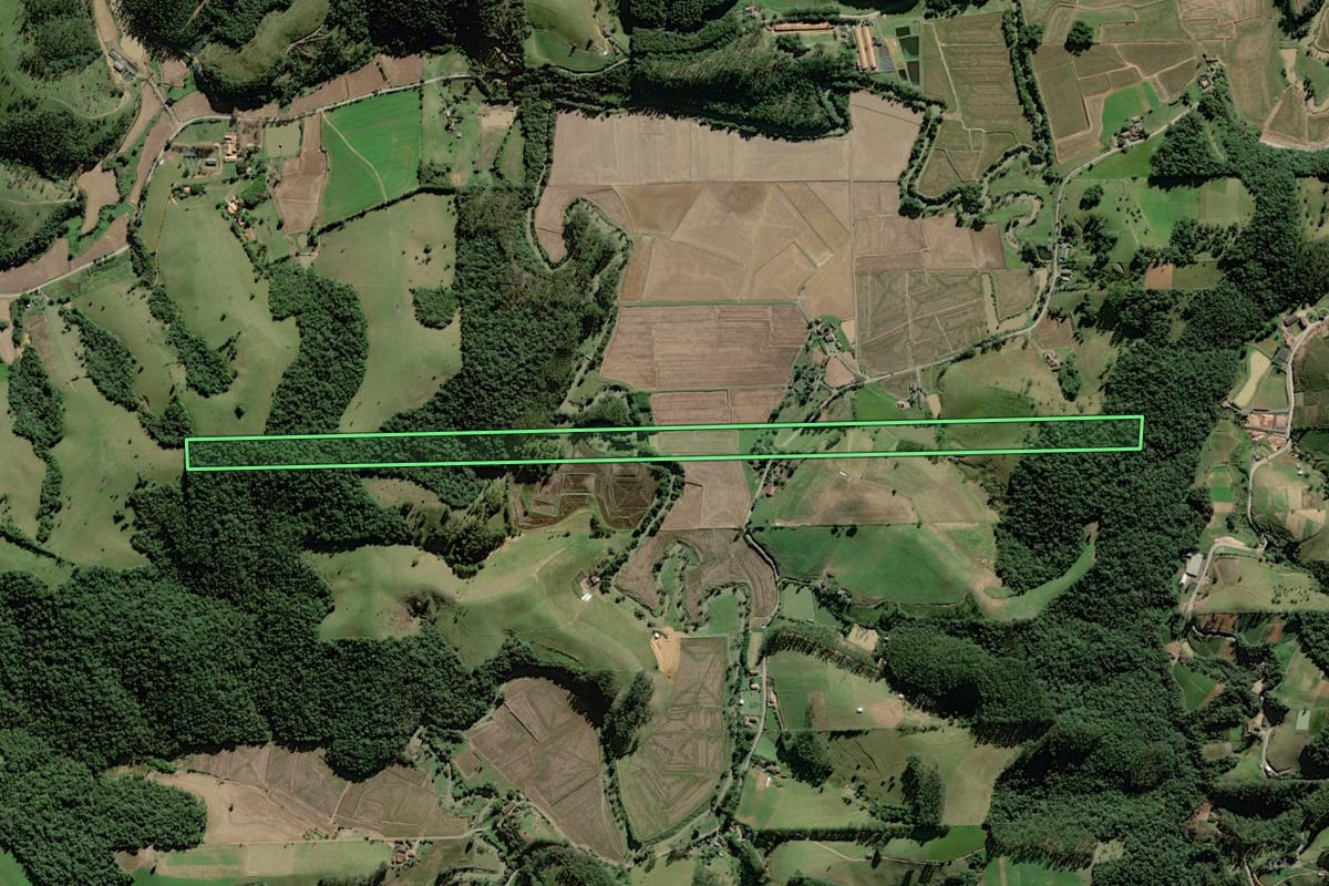 Imagem de satélite do imóvel rural em Rio do Oeste (SC), com o contorno declarado no CAR desenhado por cima.