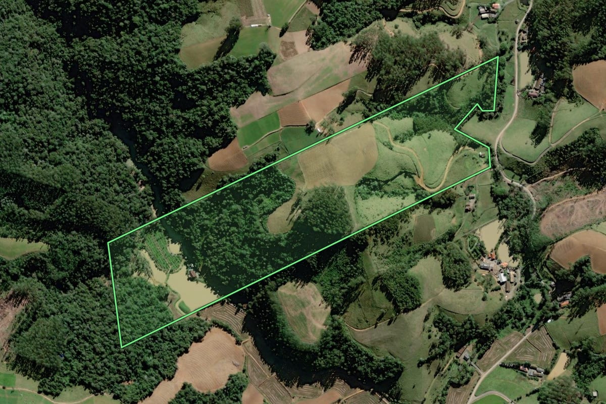 Imagem de satélite do imóvel rural em Rio do Oeste (SC), com o contorno declarado no CAR desenhado por cima.