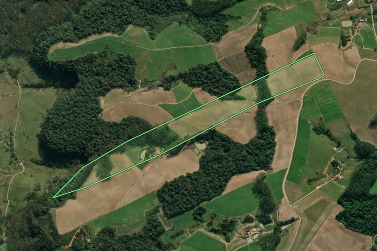 Imagem de satélite do imóvel rural em Rio do Oeste (SC), com o contorno declarado no CAR desenhado por cima.