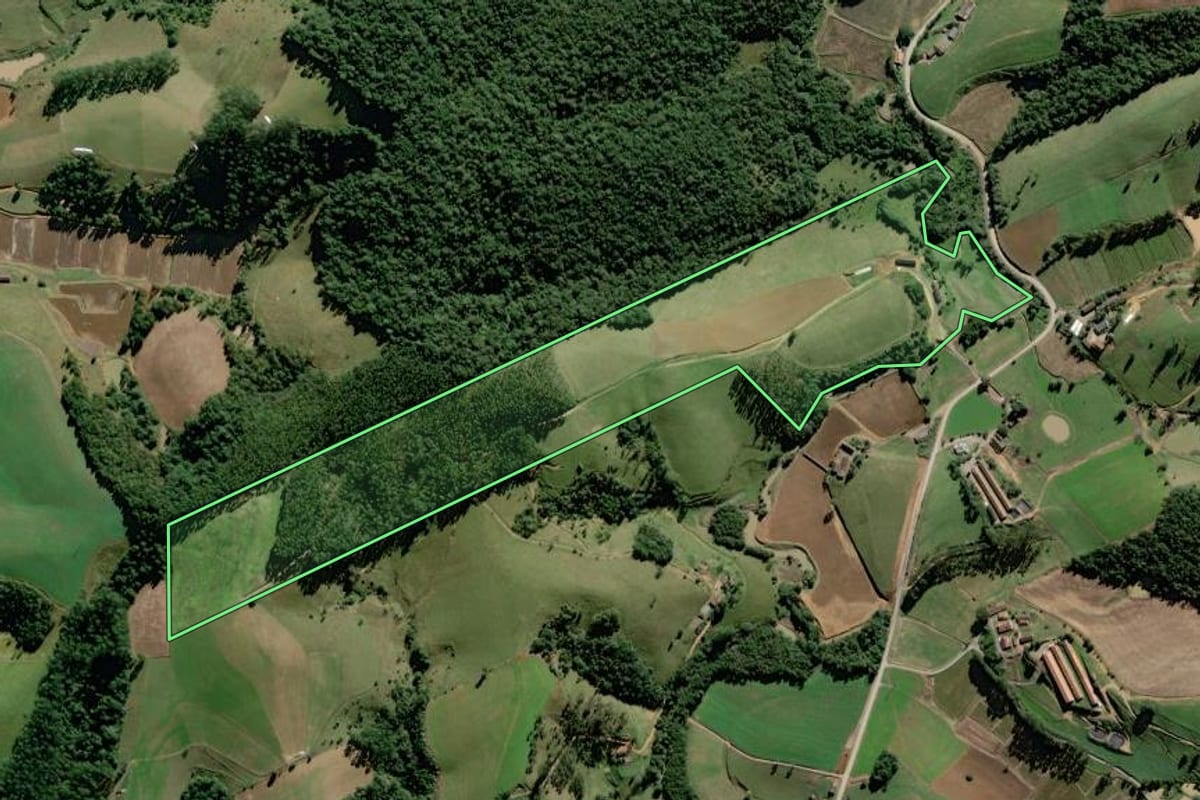 Imagem de satélite do imóvel rural em Rio do Oeste (SC), com o contorno declarado no CAR desenhado por cima.