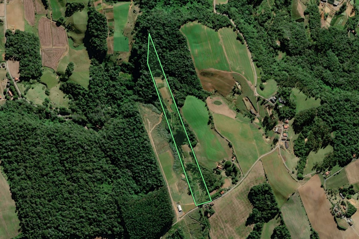 Imagem de satélite do imóvel rural em Rio do Oeste (SC), com o contorno declarado no CAR desenhado por cima.
