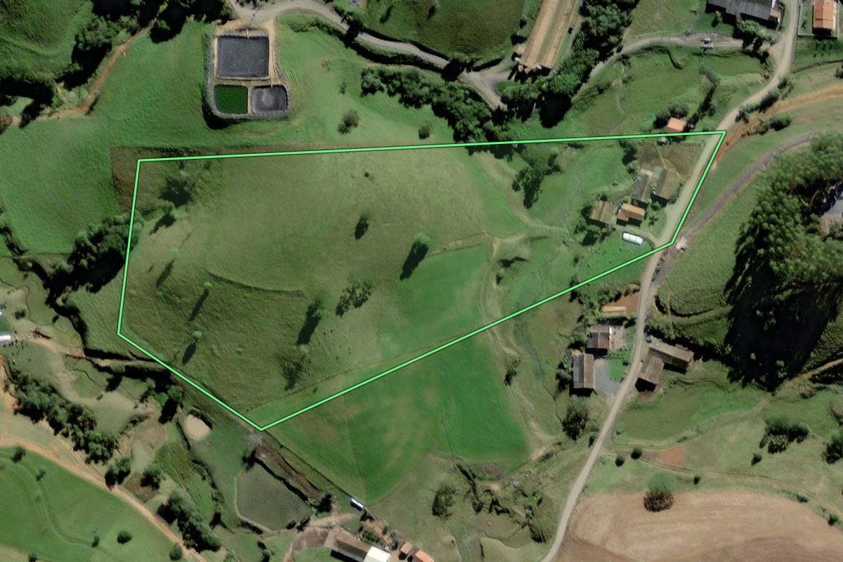 Imagem de satélite do imóvel rural em Rio do Oeste (SC), com o contorno declarado no CAR desenhado por cima.