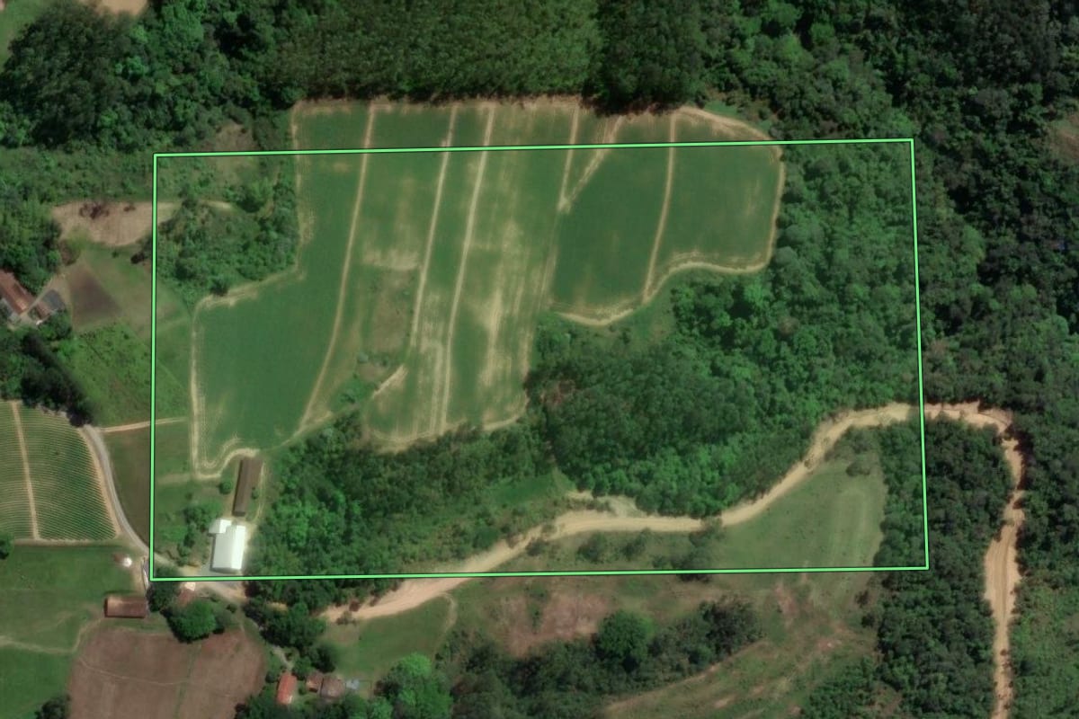 Imagem de satélite do imóvel rural em Rio do Oeste (SC), com o contorno declarado no CAR desenhado por cima.