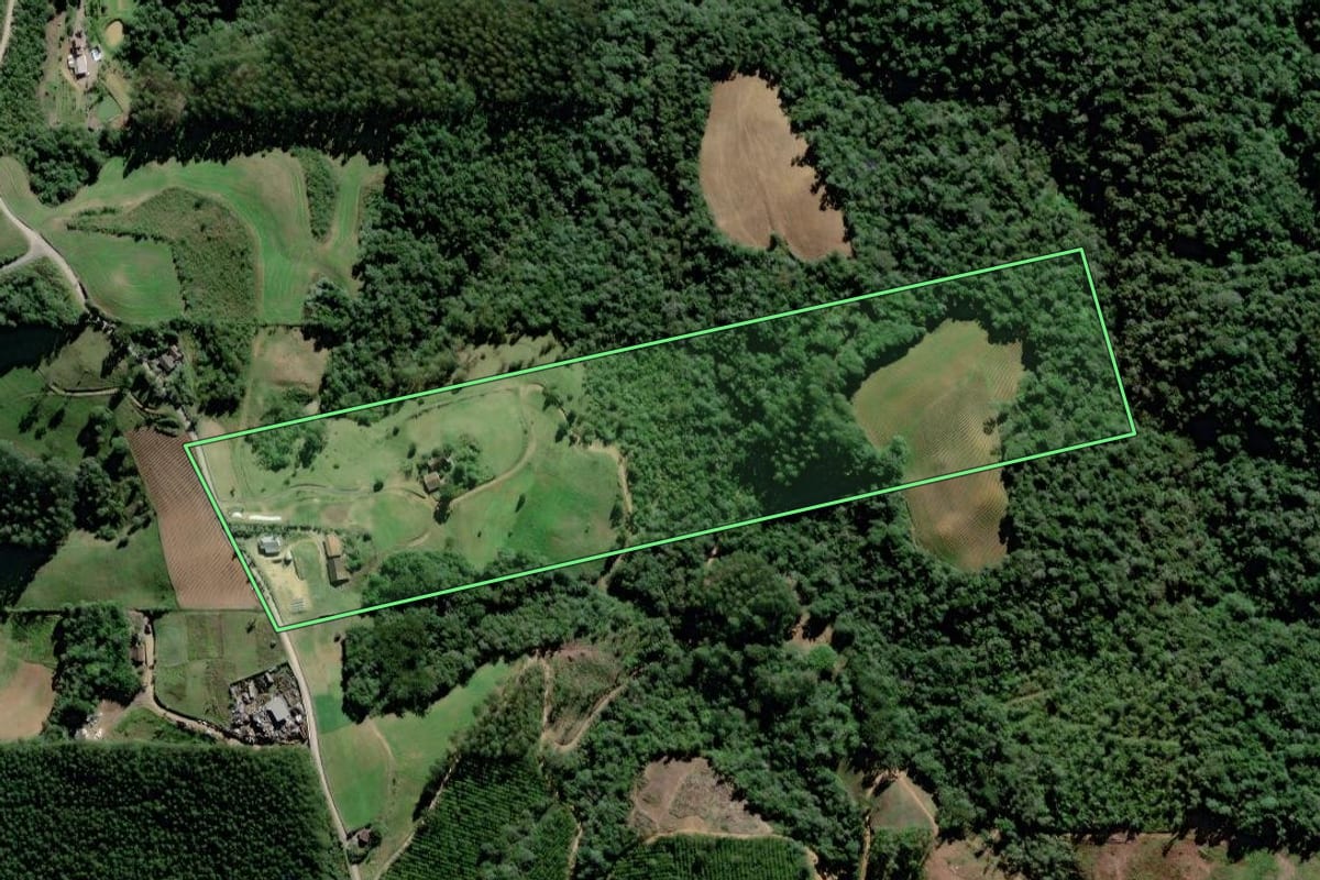 Imagem de satélite do imóvel rural em Rio do Oeste (SC), com o contorno declarado no CAR desenhado por cima.