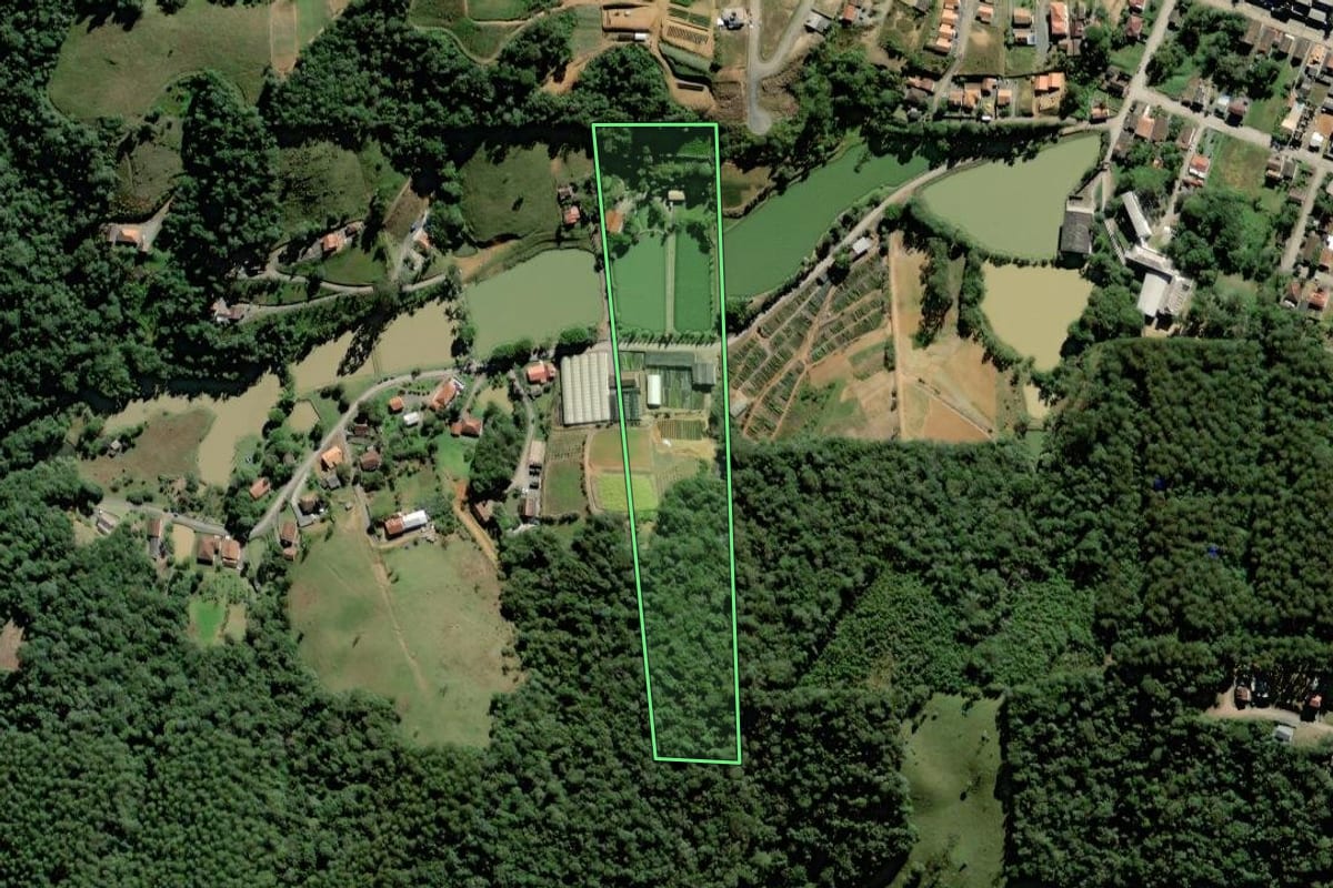 Imagem de satélite do imóvel rural em Rio do Oeste (SC), com o contorno declarado no CAR desenhado por cima.