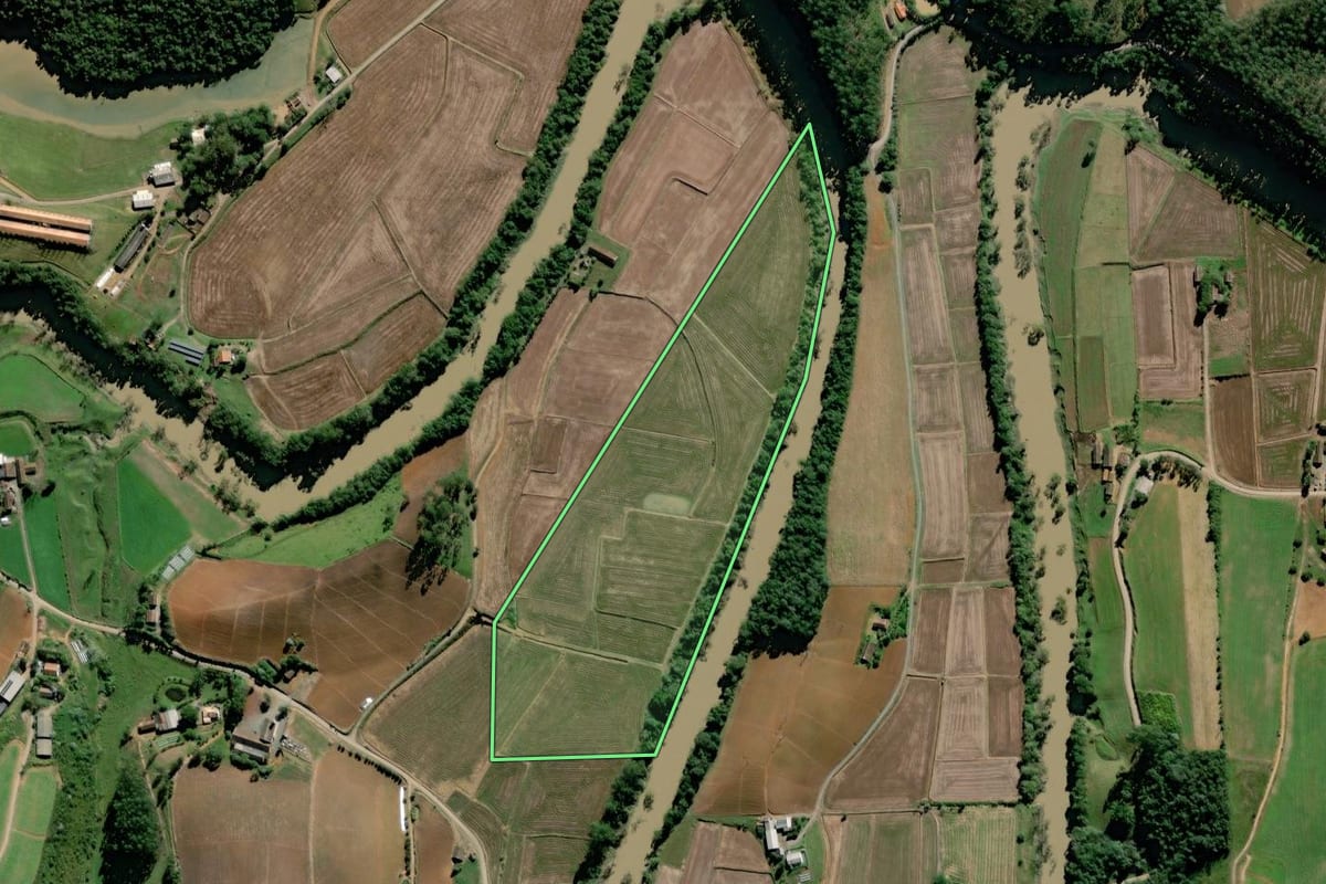 Imagem de satélite do imóvel rural em Rio do Oeste (SC), com o contorno declarado no CAR desenhado por cima.