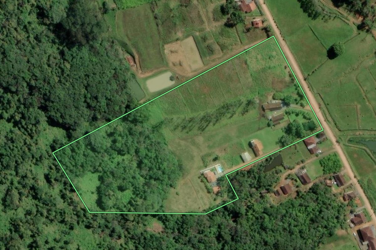 Imagem de satélite do imóvel rural em Rio dos Cedros (SC), com o contorno declarado no CAR desenhado por cima.