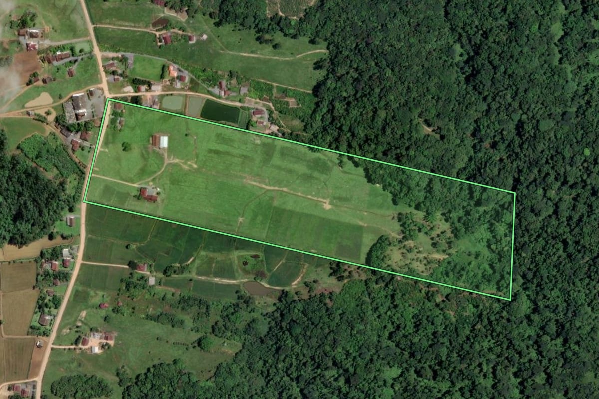 Imagem de satélite do imóvel rural em Rio dos Cedros (SC), com o contorno declarado no CAR desenhado por cima.