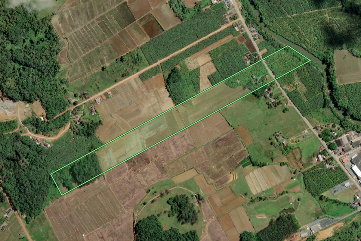 Imagem de satélite do imóvel rural em Rio dos Cedros (SC), com o contorno declarado no CAR desenhado por cima.