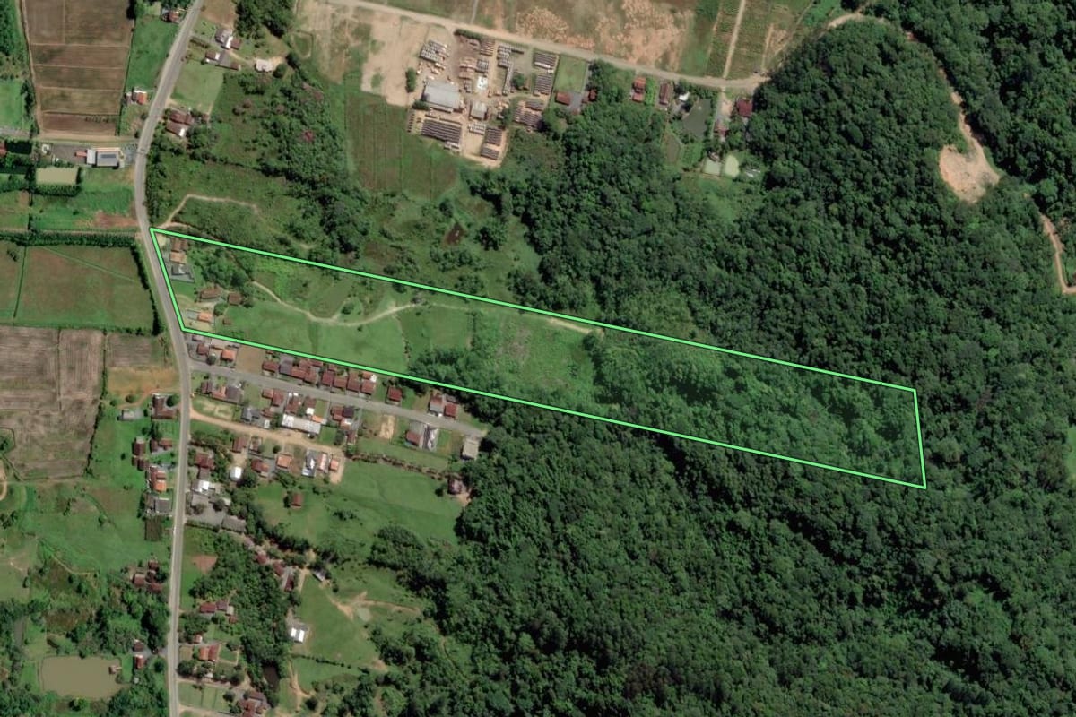 Imagem de satélite do imóvel rural em Rio dos Cedros (SC), com o contorno declarado no CAR desenhado por cima.