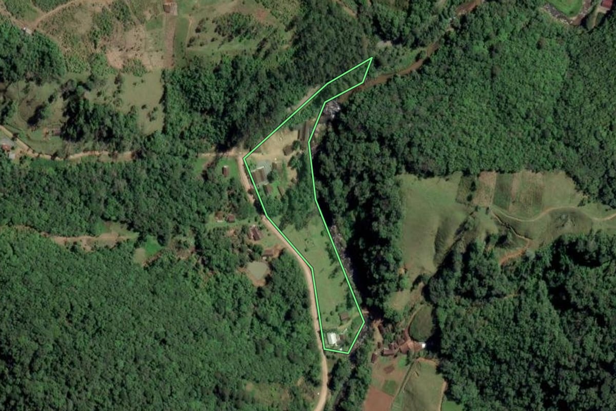 Imagem de satélite do imóvel rural em Rio dos Cedros (SC), com o contorno declarado no CAR desenhado por cima.