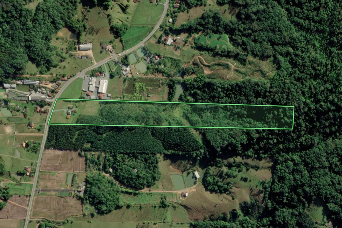 Imagem de satélite do imóvel rural em Rio dos Cedros (SC), com o contorno declarado no CAR desenhado por cima.