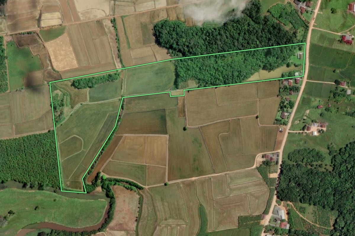 Imagem de satélite do imóvel rural em Rio dos Cedros (SC), com o contorno declarado no CAR desenhado por cima.