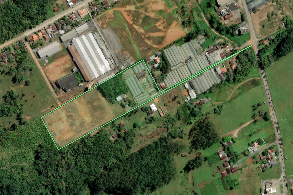 Imagem de satélite do imóvel rural em Rio dos Cedros (SC), com o contorno declarado no CAR desenhado por cima.