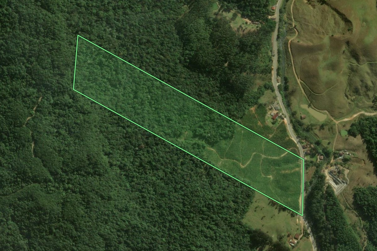 Imagem de satélite do imóvel rural em Rio dos Cedros (SC), com o contorno declarado no CAR desenhado por cima.