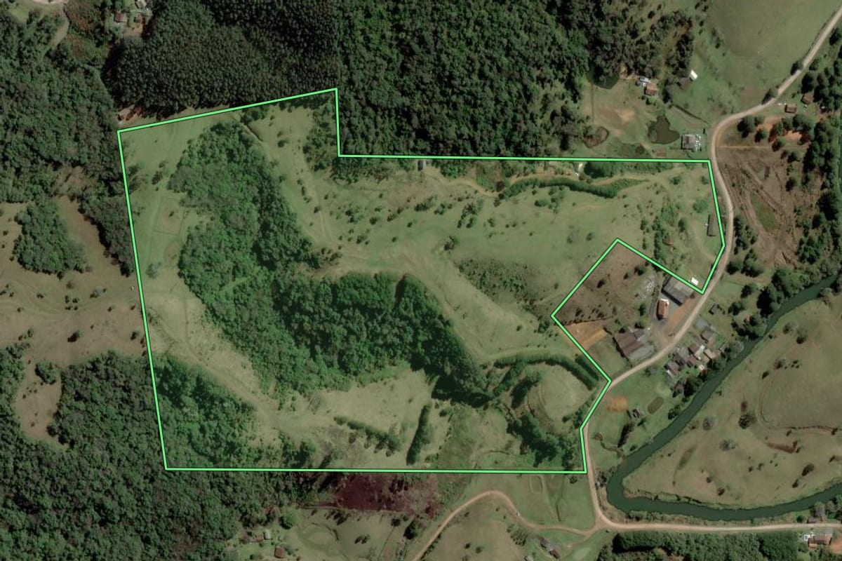 Imagem de satélite do imóvel rural em Rio dos Cedros (SC), com o contorno declarado no CAR desenhado por cima.
