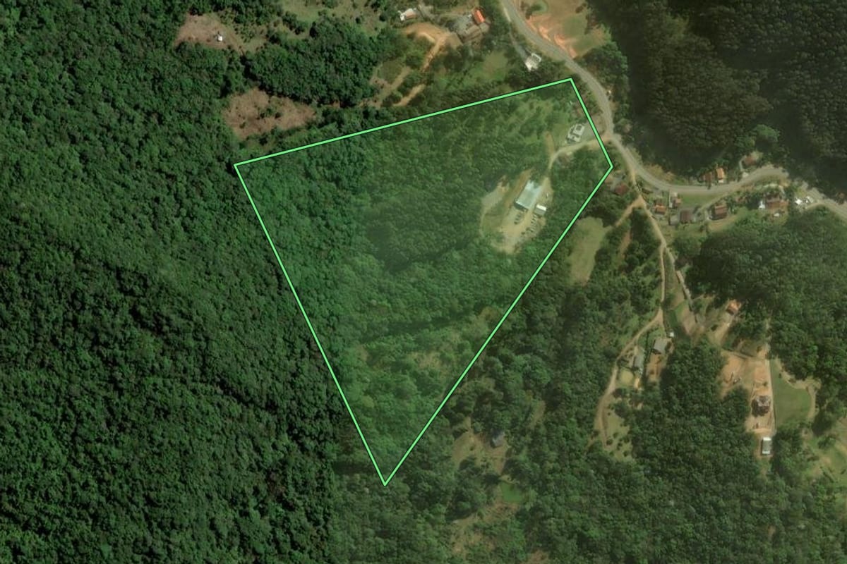 Imagem de satélite do imóvel rural em Rio dos Cedros (SC), com o contorno declarado no CAR desenhado por cima.