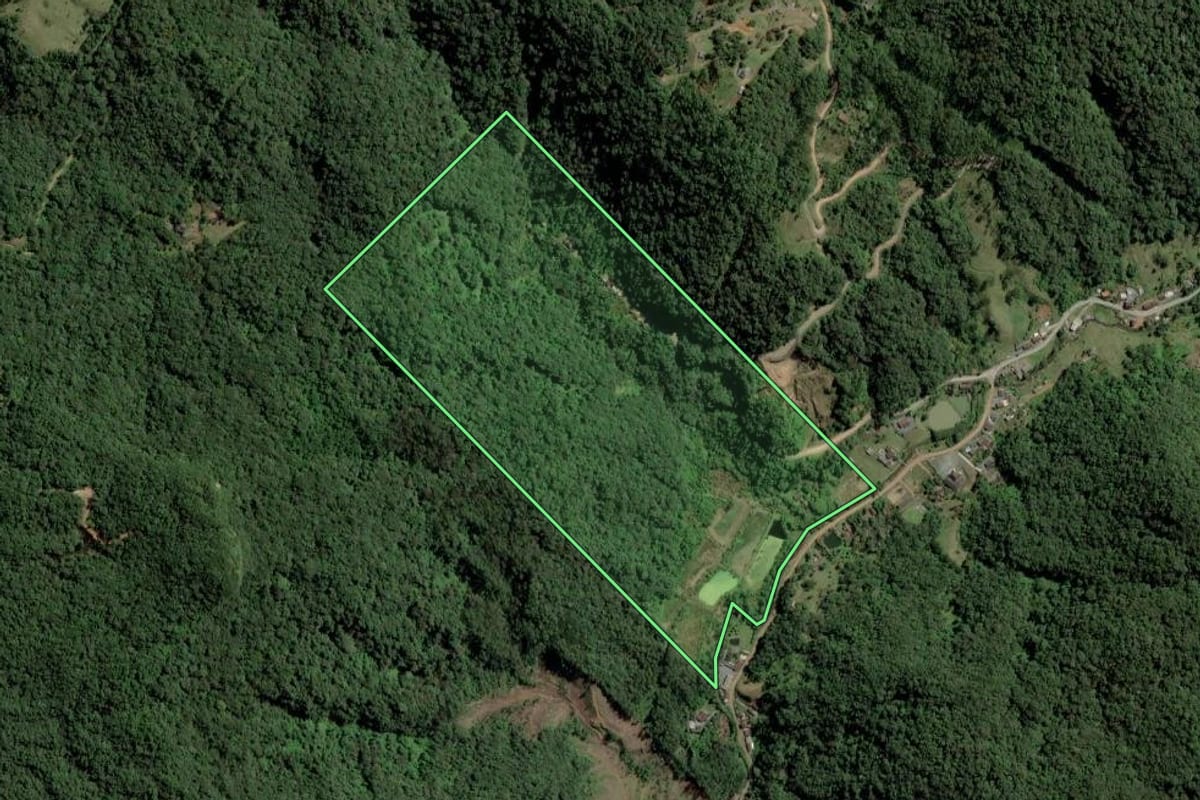 Imagem de satélite do imóvel rural em Rio dos Cedros (SC), com o contorno declarado no CAR desenhado por cima.