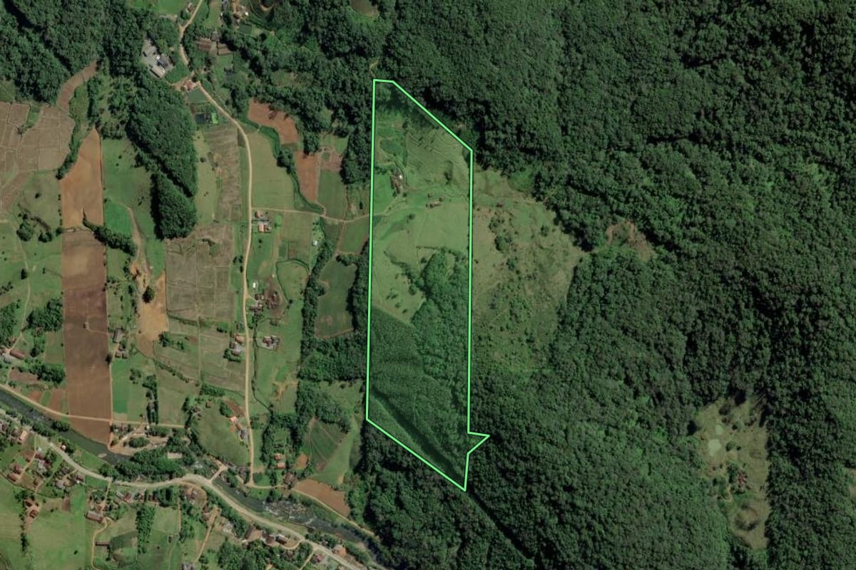 Imagem de satélite do imóvel rural em Rio dos Cedros (SC), com o contorno declarado no CAR desenhado por cima.