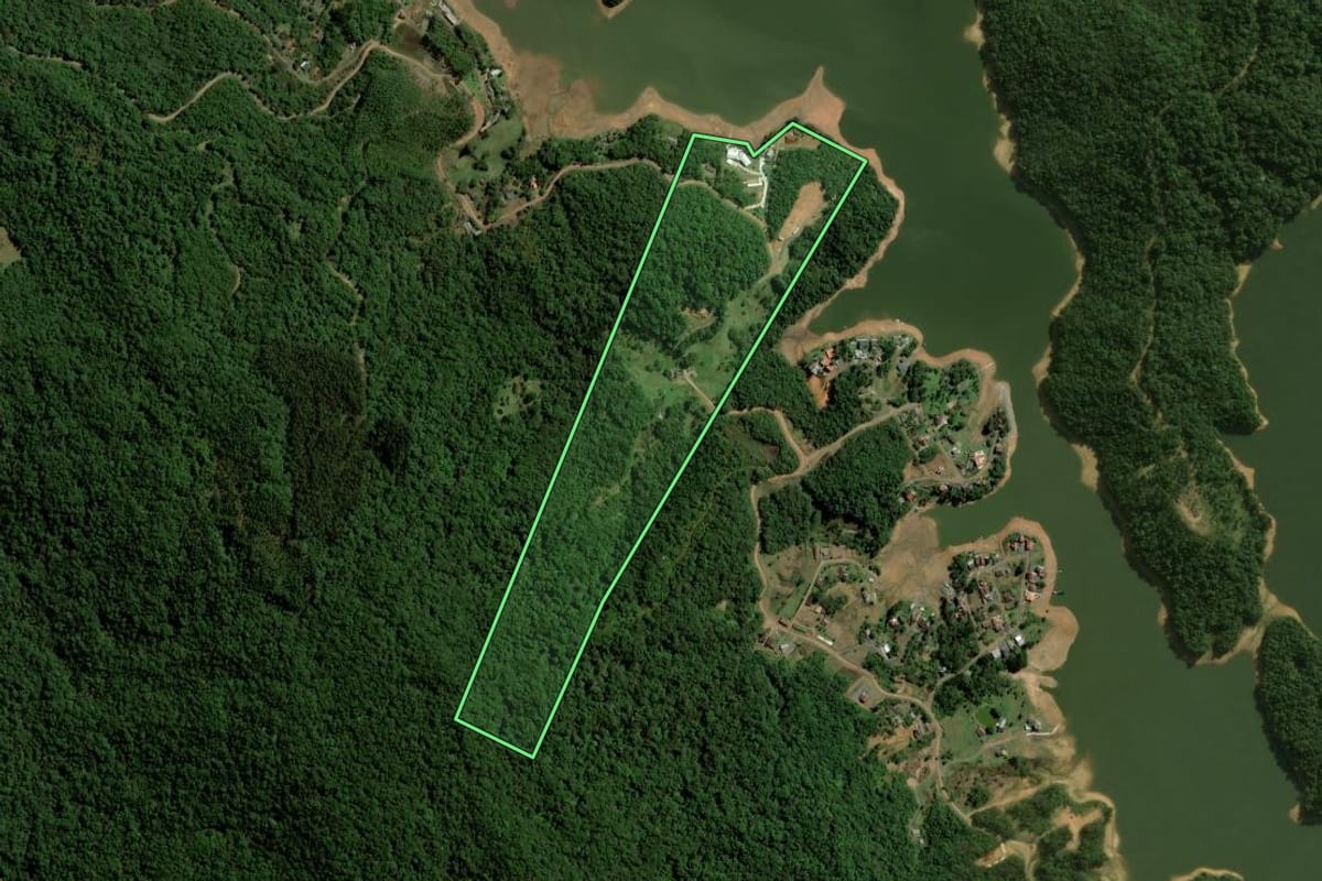 Imagem de satélite do imóvel rural em Rio dos Cedros (SC), com o contorno declarado no CAR desenhado por cima.