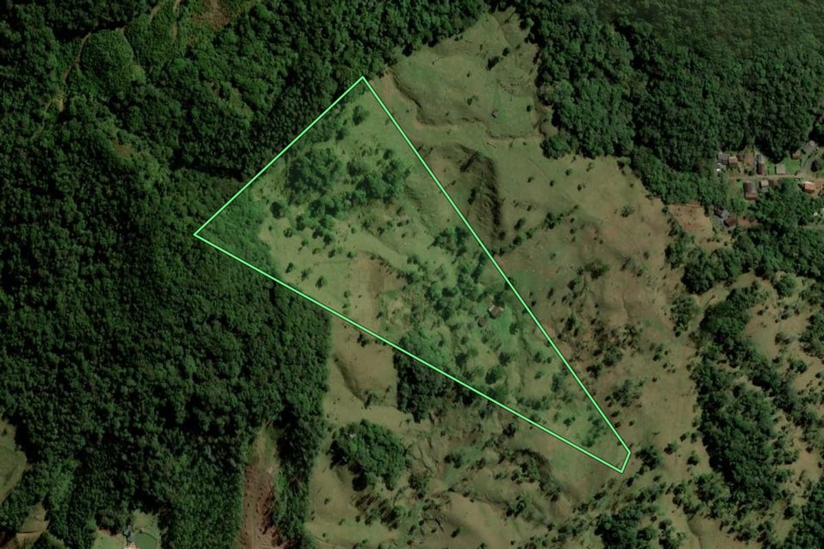 Imagem de satélite do imóvel rural em Rio dos Cedros (SC), com o contorno declarado no CAR desenhado por cima.