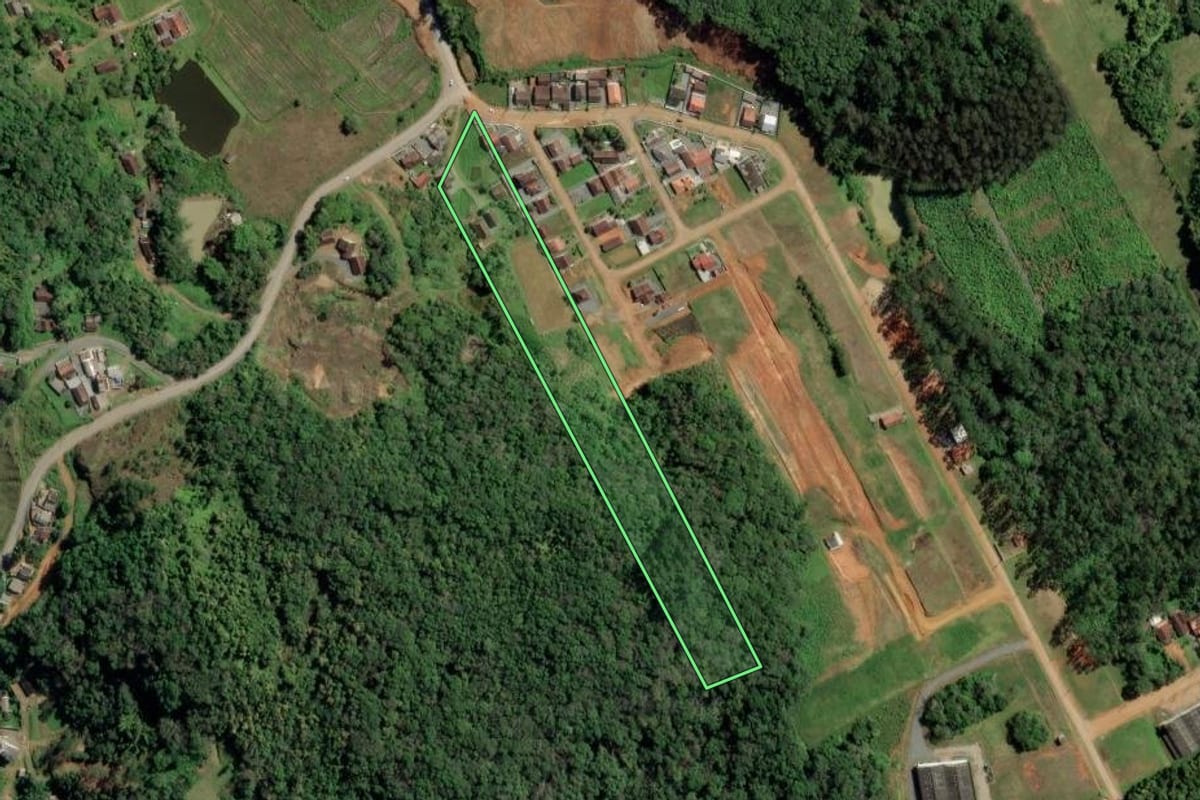 Imagem de satélite do imóvel rural em Rio dos Cedros (SC), com o contorno declarado no CAR desenhado por cima.