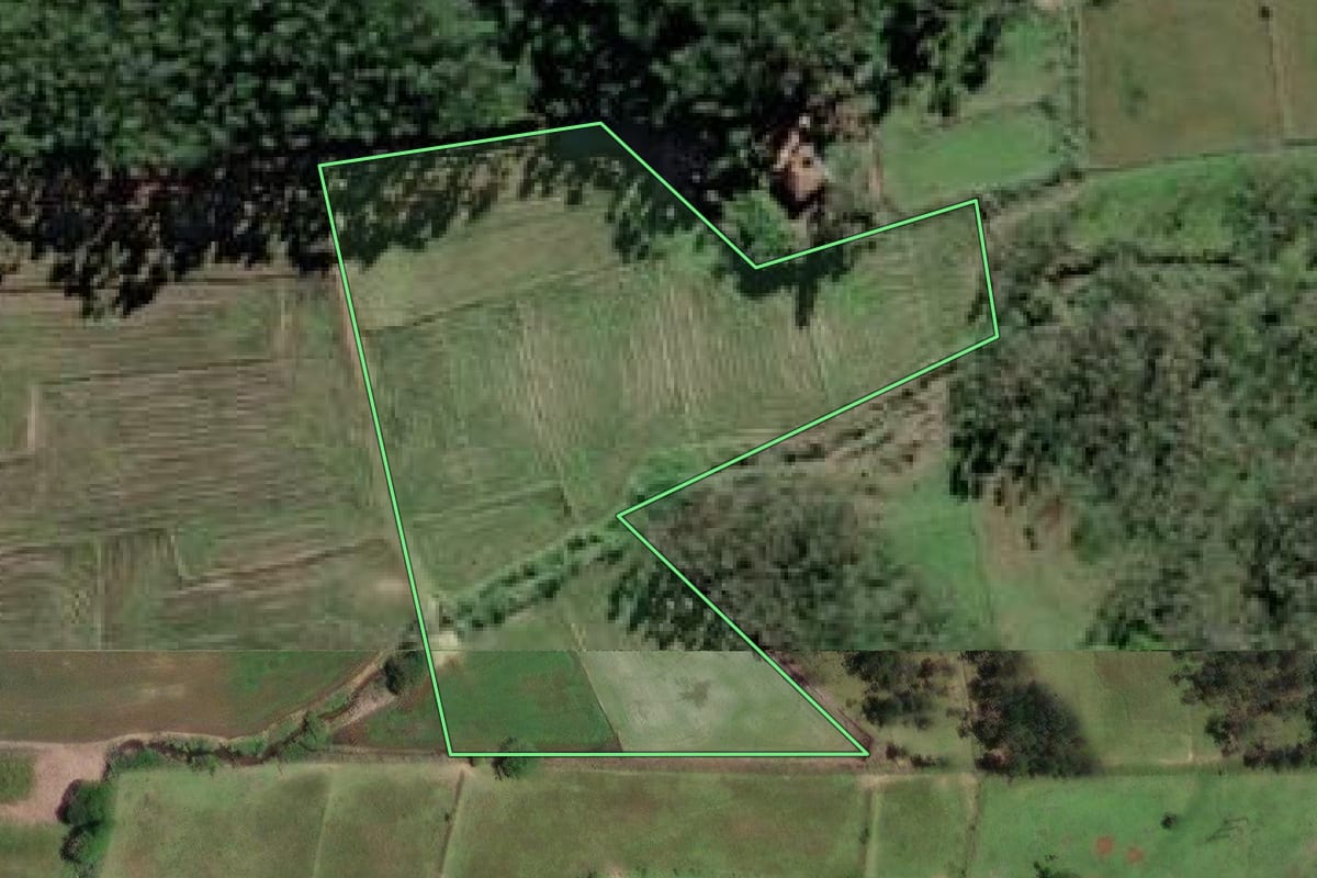 Imagem de satélite do imóvel rural em Rio dos Cedros (SC), com o contorno declarado no CAR desenhado por cima.