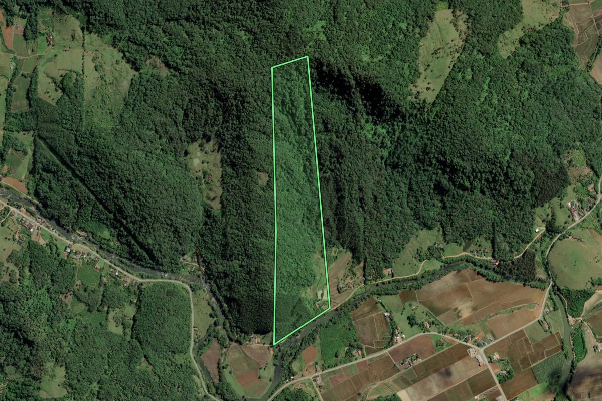 Imagem de satélite do imóvel rural em Rio dos Cedros (SC), com o contorno declarado no CAR desenhado por cima.