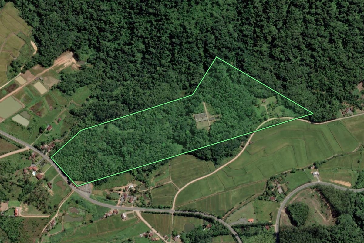 Imagem de satélite do imóvel rural em Rio dos Cedros (SC), com o contorno declarado no CAR desenhado por cima.