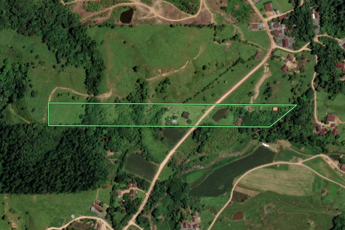 Imagem de satélite do imóvel rural em Rio dos Cedros (SC), com o contorno declarado no CAR desenhado por cima.
