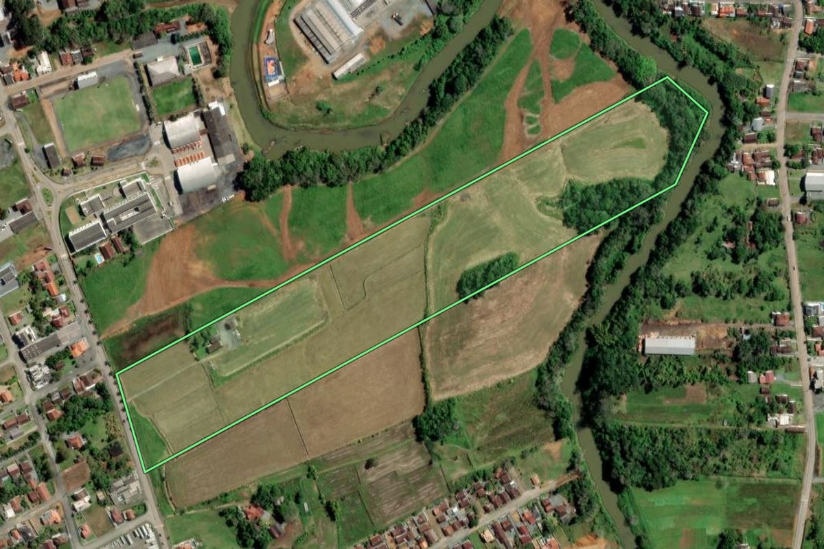 Imagem de satélite do imóvel rural em Rio dos Cedros (SC), com o contorno declarado no CAR desenhado por cima.