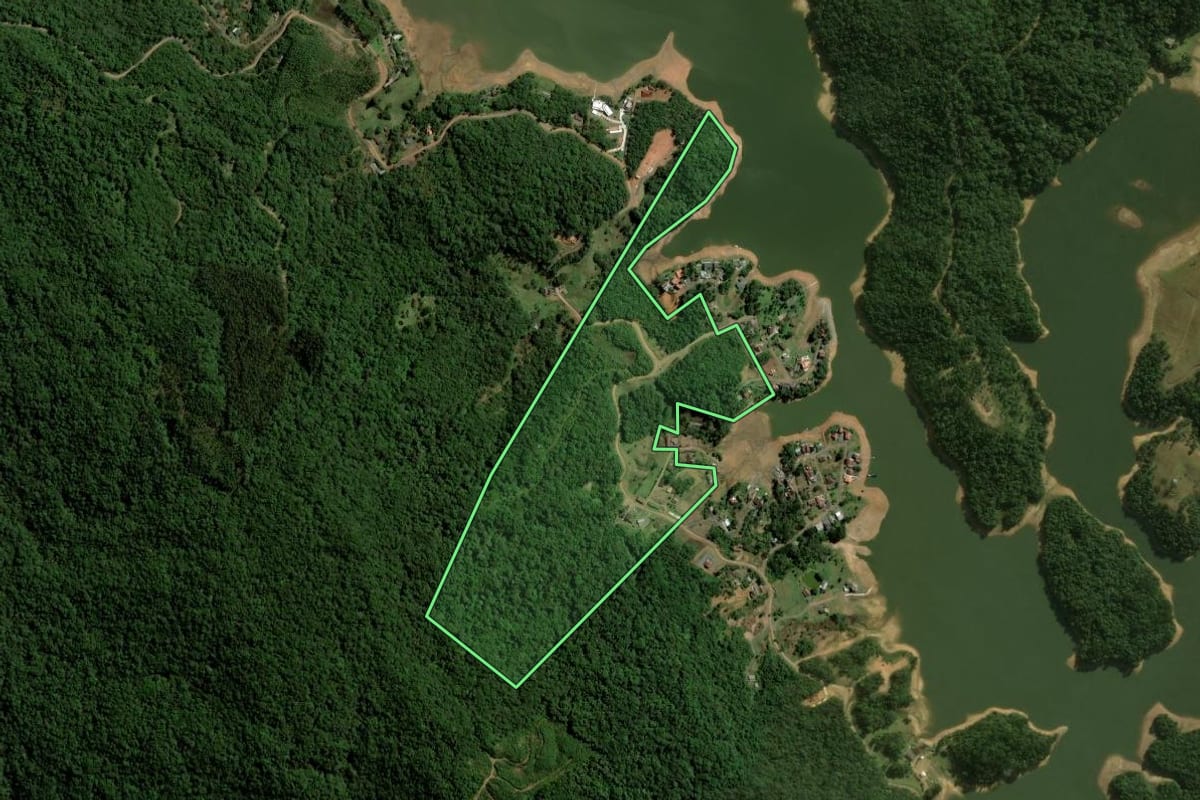Imagem de satélite do imóvel rural em Rio dos Cedros (SC), com o contorno declarado no CAR desenhado por cima.