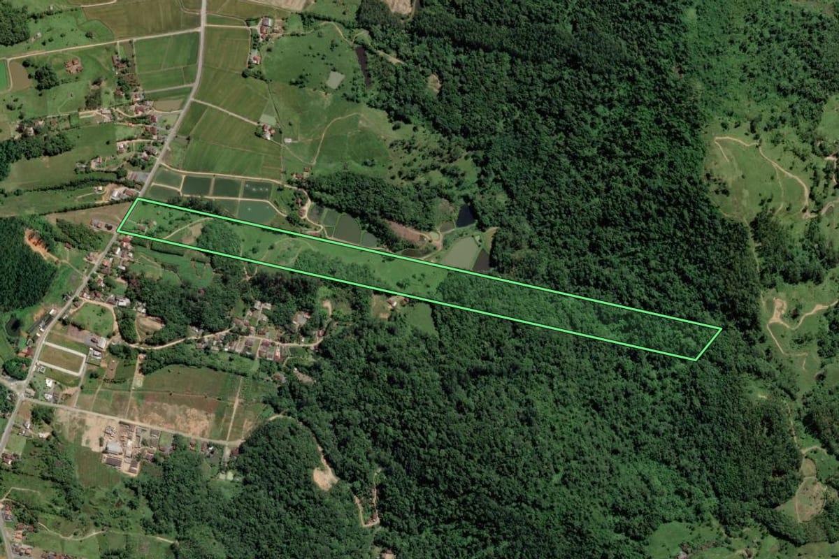 Imagem de satélite do imóvel rural em Rio dos Cedros (SC), com o contorno declarado no CAR desenhado por cima.