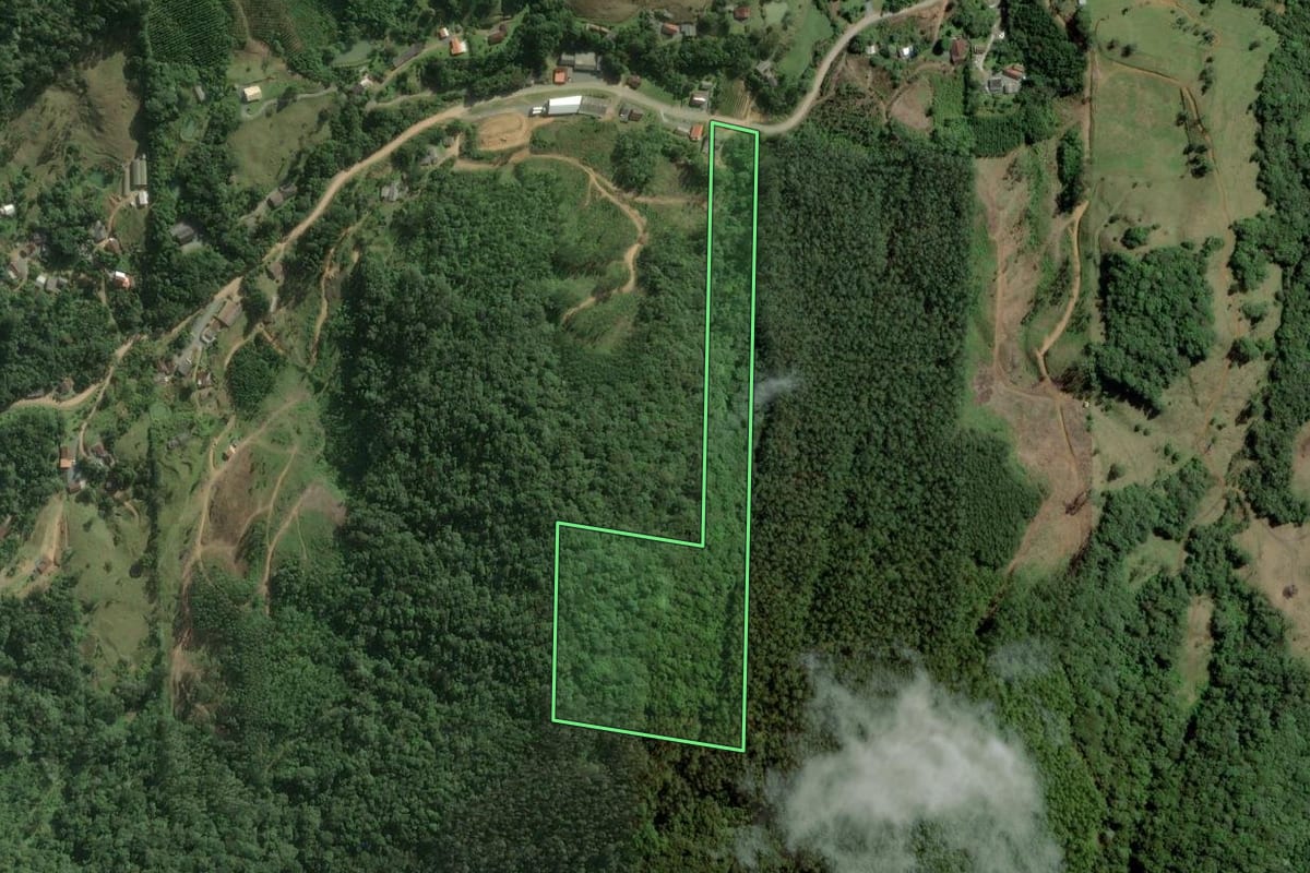 Imagem de satélite do imóvel rural em Rio dos Cedros (SC), com o contorno declarado no CAR desenhado por cima.